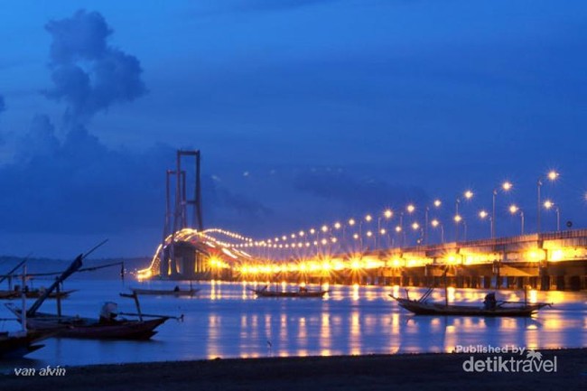 Menikmati Jembatan Suramadu Bareng Tompi