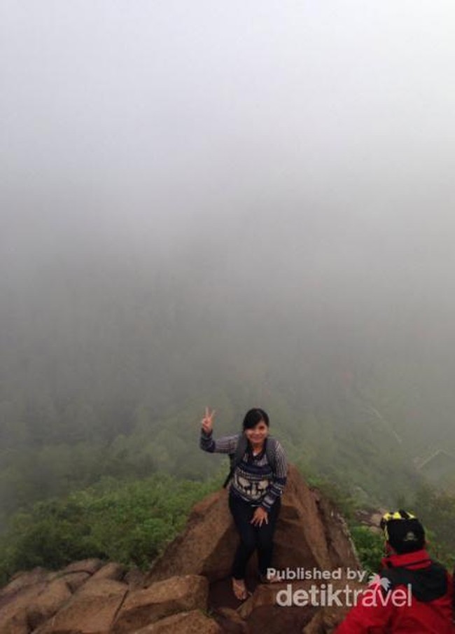 Menikmati Kabut di Tebing Keraton, Mantap!