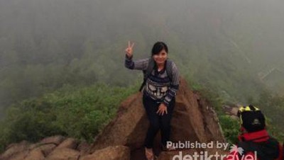 Menikmati Kabut di Tebing Keraton, Mantap!