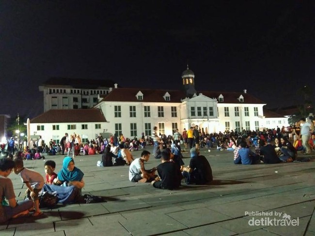 Menikmati Malam Hari Kota Tua Jakarta