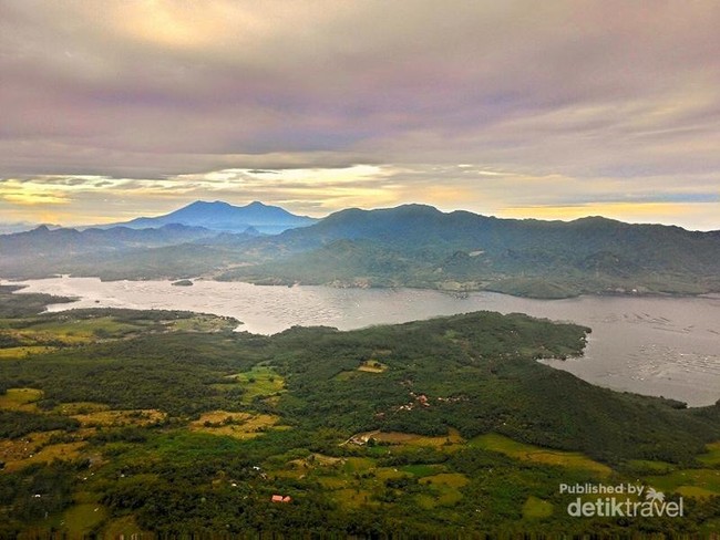 Menikmati Panorama Senja di Gunung Lembu, Purwakarta