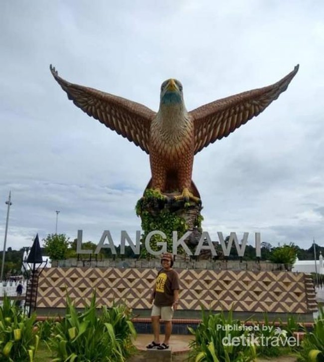 Menikmati Pemandangan di Dataran Elang Langkawi
