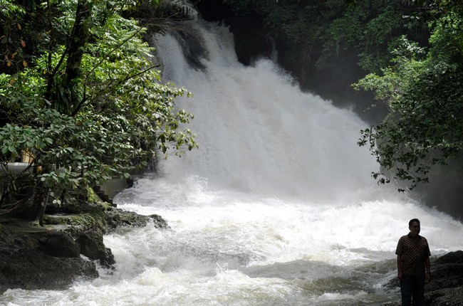 Menikmati Pesona Alam Air Terjun Bantimurung