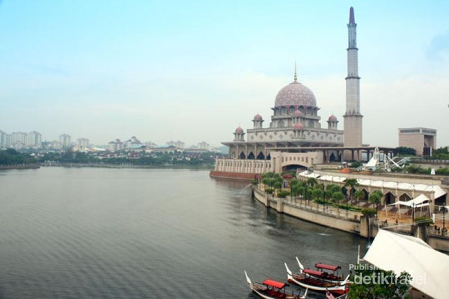 Menikmati Putrajaya Nan Modern