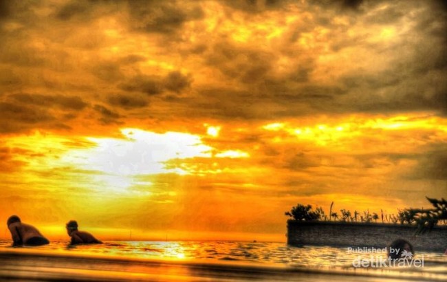 Menikmati Semarang dari Kolam Renang Rooftop