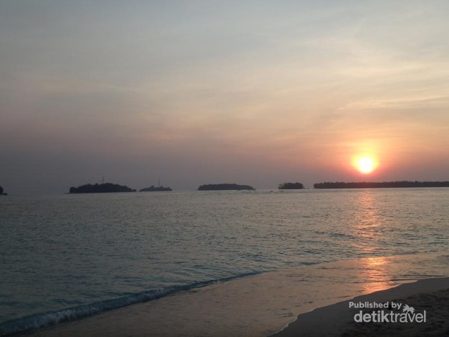 Menikmati Sunset Keemasan di Pulau Perak