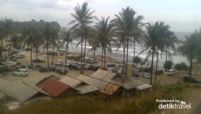 Menikmati Sunset Oranye di Pantai Klayar, Pacitan