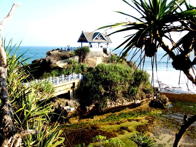 Menikmati Tanah Lot-nya Yogya di Pantai Kukup