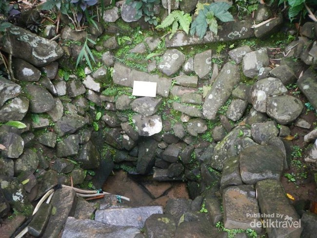 Menilik Aneka Batuan Unik di Gunung Padang
