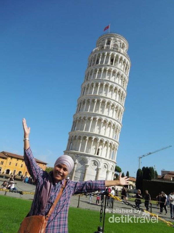 Meniti Ratusan Anak Tangga ke Puncak Menara Pisa