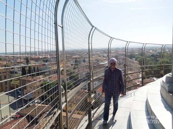 Meniti Ratusan Anak Tangga ke Puncak Menara Pisa