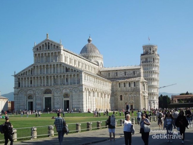 Meniti Ratusan Anak Tangga ke Puncak Menara Pisa