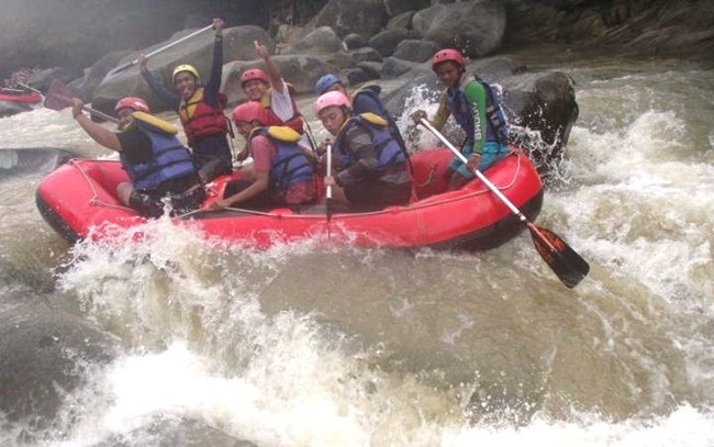 Menjajal Arus Liar Sungai Ciberang
