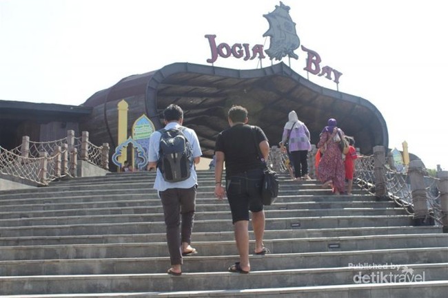 Menjajal Wahana Water Park di Yogyakarta, Seru Banget!