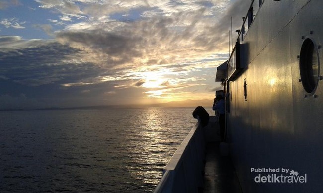 Menjemput Sunrise di Perairan Ternate