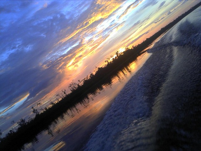 Mentari Bercermin, Lalu Bersembunyi di Sungai Wildeman
