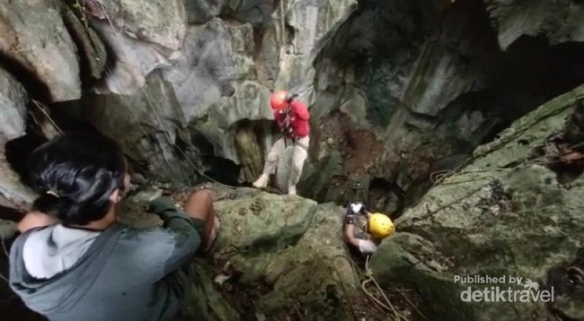 Menuruni Gua Semprong Kalsel, Dalamnya 30 Meter