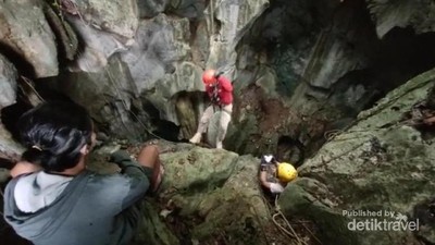 Menuruni Gua Semprong Kalsel, Dalamnya 30 Meter