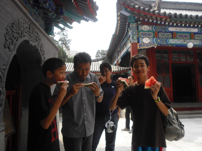 Menyantap Semangka Segar di Masjid Niujie, Beijing