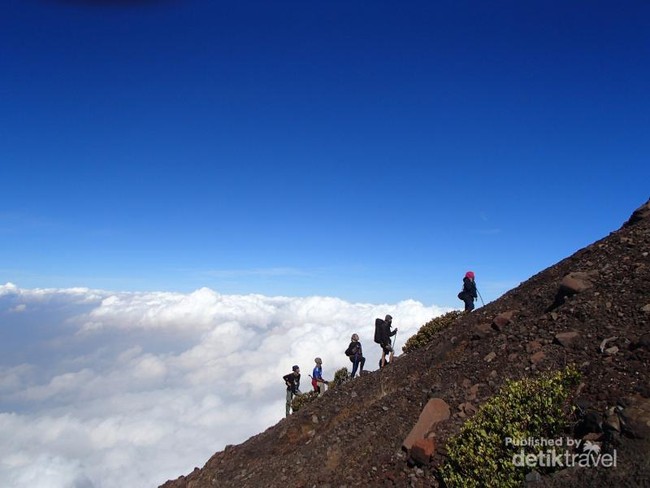 Menyentuh Atap Jawa Tengah