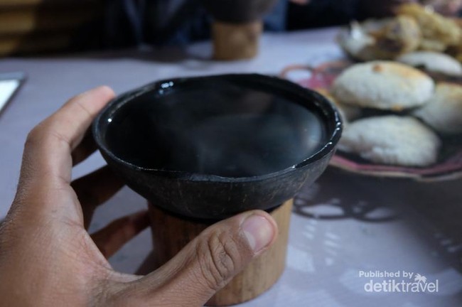 Menyesap Kopi dari Daun