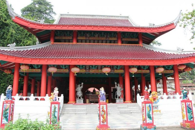 Merah Menyala Kuil Sam Po Kong, Semarang