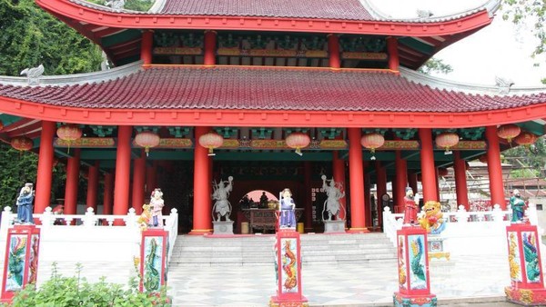 Merah Menyala Kuil Sam Po Kong, Semarang