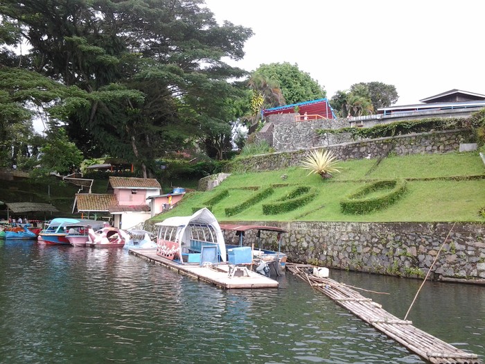 Merakit di Danau Lido