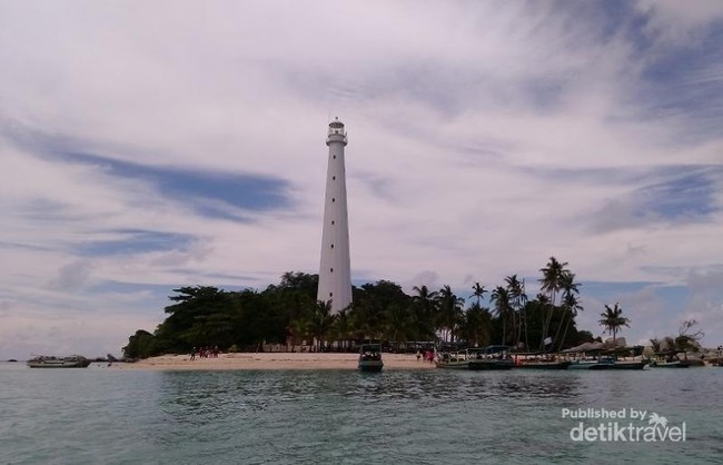 Mercusuar Pulau Lengkuas yang Ikonik