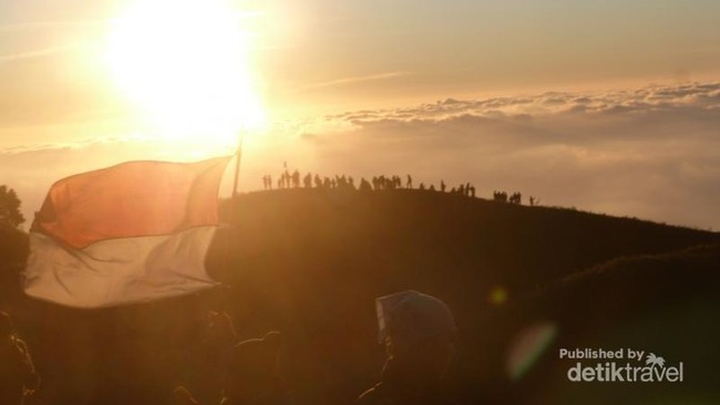 Merdeka! Kibar Bendera di Gunung Prau