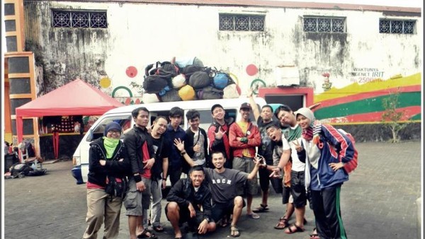 Merengkuh Subuh di Atap Tertinggi Jawa