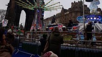 Salah satu wahana  permainan yang menjadi icon Edinburgh Christmas Market adalah Star Flyer yang berada tepat di samping The Scott Monument.