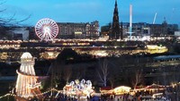 Edinburgh Christmas Market merupakan agenda tahunan yang selalu berhasil menarik banyak wisatawan untuk berkunjung ke ibukota Scotland ini.