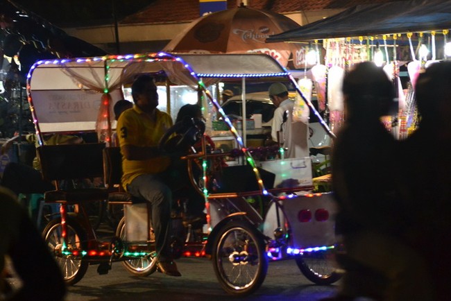 Meriahnya Malam di Simpang 7 Kudus