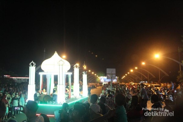Mobil hias bertema islami di malam takbiran Kota Banda Aceh