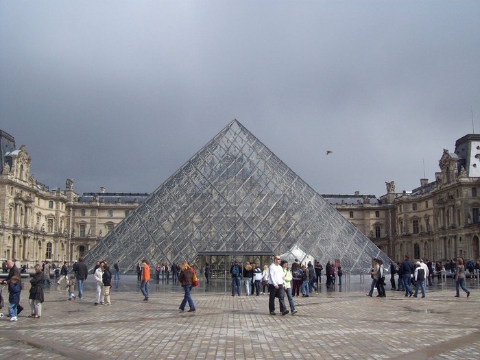 Monalisa dan Jejak Da Vinci Code di Museum Louvre