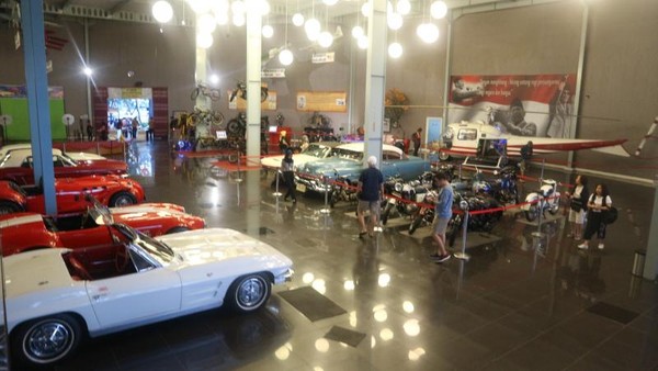 Deretan pameran kendaraan kuno mulai dari mobil klasik sampai helikopter kepresidenan