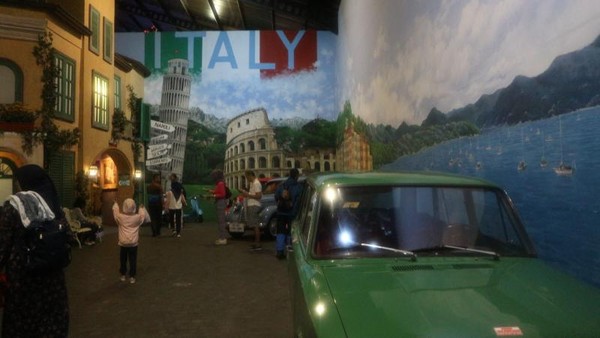 Zona Italia yang menampilkan kendaraan kuno seperti Fiat