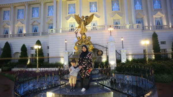 Ada juga replika dari Istana Buckingham yang menjadi tempat favorit untuk berfoto