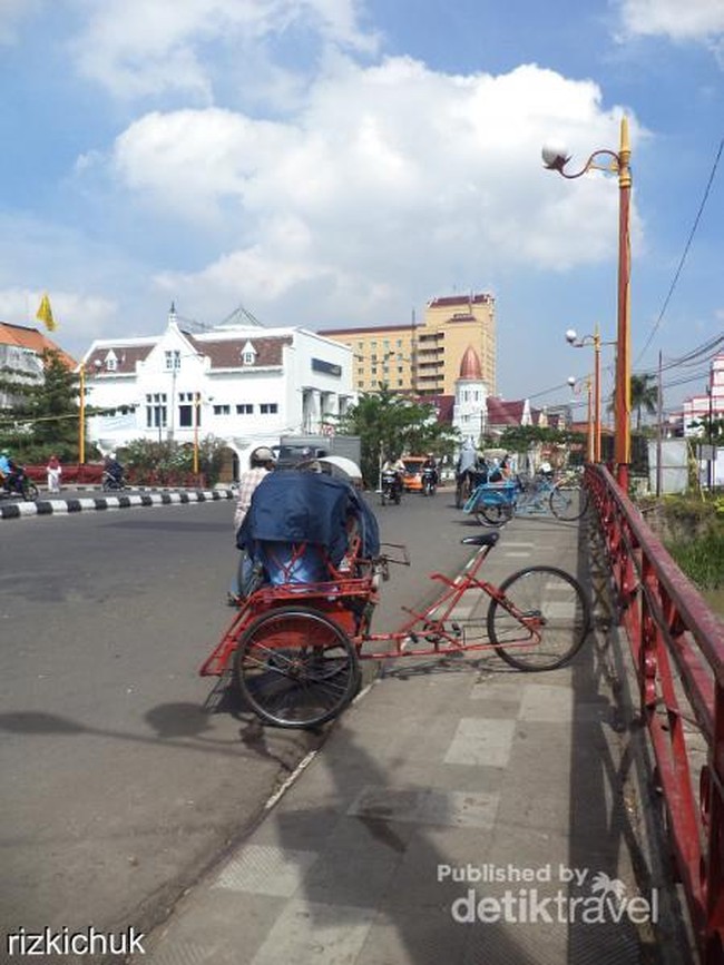 Naik Becak Menikmati Surabaya, Seru!