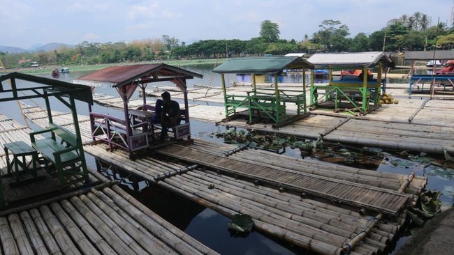 Naik Rakit di Situ Bagendit, Yuk!