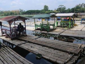 Naik Rakit di Situ Bagendit, Yuk!