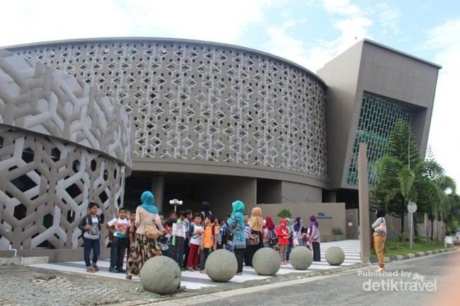 Ngabuburit ke Museum Tsunami Aceh