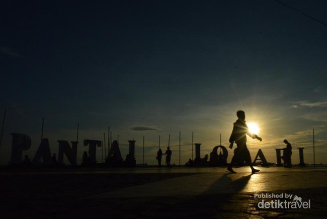 Ngabuburit Sambil Menanti Sunset Cantik di Pantai Losari