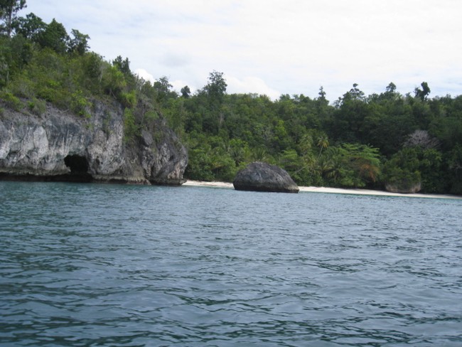 Nikmati Kesendirian di Pantai Karina