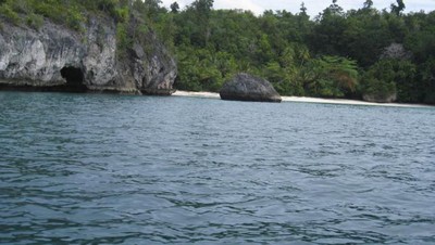 Nikmati Kesendirian di Pantai Karina