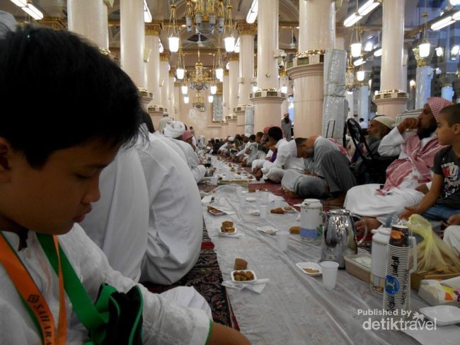 Nikmatnya Berbuka Puasa di Masjid Nabawi & Masjidil Haram