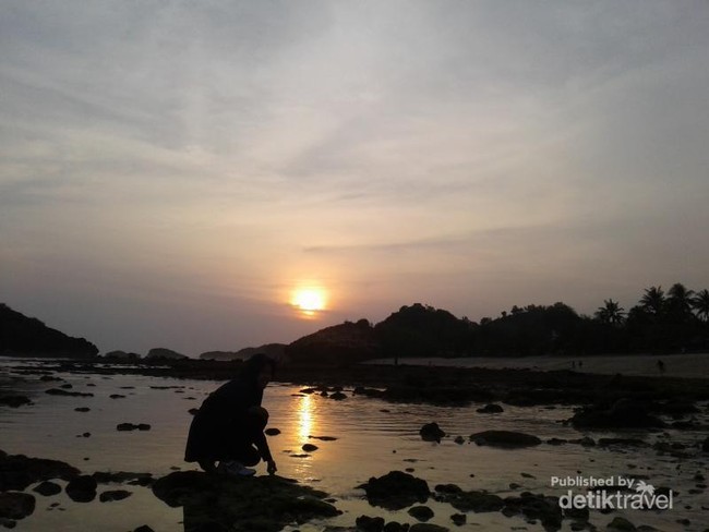 Pacitan Punya Sunset Cantik di Pantai Watu Karung