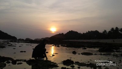 Pacitan Punya Sunset Cantik di Pantai Watu Karung