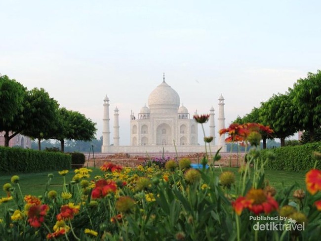 Pagi yang Dahsyat di Taj Mahal